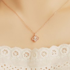 오에스티 네잎 볼륨 플라워 목걸이 OTS319V10Q