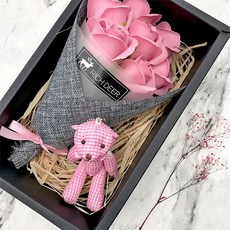 쇼핑채널1번지 특별한 성년의날 여자친구생일선물 장미 비누꽃다발 박스, 1번핑크 플라워비누꽃 인형박스