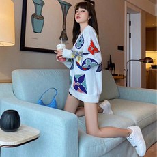 노브랜드 모노그램 오버핏 라운드 니트 티셔츠