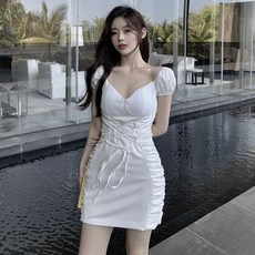 INS 인싸템 CHIC 오버핏 화이트 오프숄더 어깨트임 벌룬소매 주름 구기다 패치워크 교차 스트랩