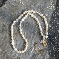 납작진주목걸이