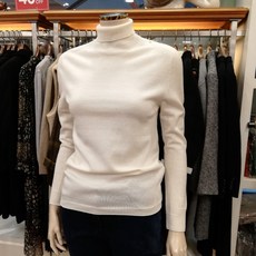 BCBG 비씨비지 가격파괴!! 편안한 착용감!! 겨울 울100% 기본 목폴라 니트 스웨터