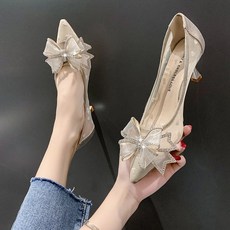 베이지나비넥타이