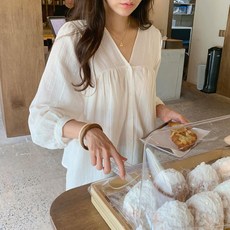 데일리 브이넥 셔링 블라우스