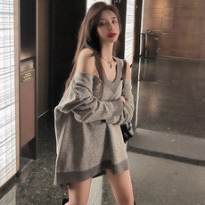 인싸템 CHIC 오버핏 그레이 와이드 루즈핏 일자 오프숄더 어깨트임 브이넥 로우컷 목걸이 갈피를 잡지 못함