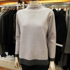 BCBG 비씨비지 가격파괴!! 탁월한 착용감!! 겨울 울100% 밑단배색 박스핏 반폴라 니트 스웨터