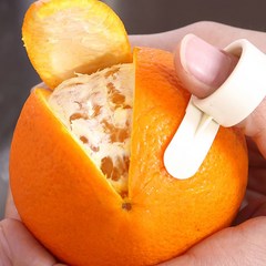 신선한 오렌지 껍질까기