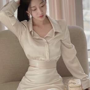 떳다그녀 루미너스 사선 새틴 크롭 코르셋 브이넥 카라 샤이닝 촤르르 히든버튼 샤틴 블라우스
