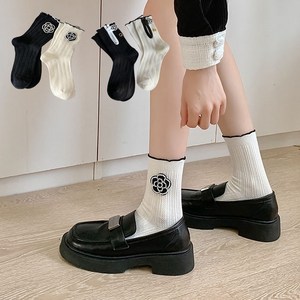 예쁜 여셩 명품양말 흑백컬러 까멜리아 장식 긴양말 혼합 2켤레 세트