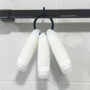 [일상공유] 실리콘 공병 90ml 세트 (공병3개+파우치+고리+스티커) 여행용 휴대용 헬스장 수영장 캠핑 골프 샴푸
