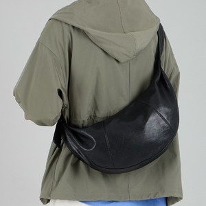 스플릿 하프문 메신저백_블랙