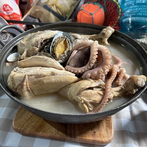 해산물 해신탕(생닭 낙지 새우 전복 백합 한약재), 1세트