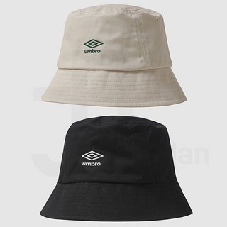 엄브로 에센셜 베이직 자수 로고 버킷햇 모자