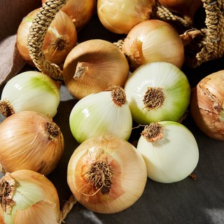 국내산 햇양파, 맛과 건강을 한 번에! 지금 바로 만나보세요 - 햇양파 보관법, 오래오래 신선하게! - 햇양파 보관법 양파망에 담긴 햇양파 이미지