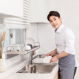 퀸넥스 높이조절되는 뉴레일 창문형 식기건조대 부착식 싱크대선반 티타늄컬러 900-7mm 사용 모습