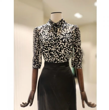 모조에스핀 패턴 시스루 블라우스 S233MSC011