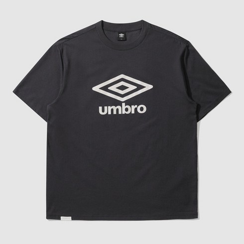 [국내백화점판] UMBRO 엄브로 24년신상 에센셜 빅로고 반팔 티셔츠 (차콜)