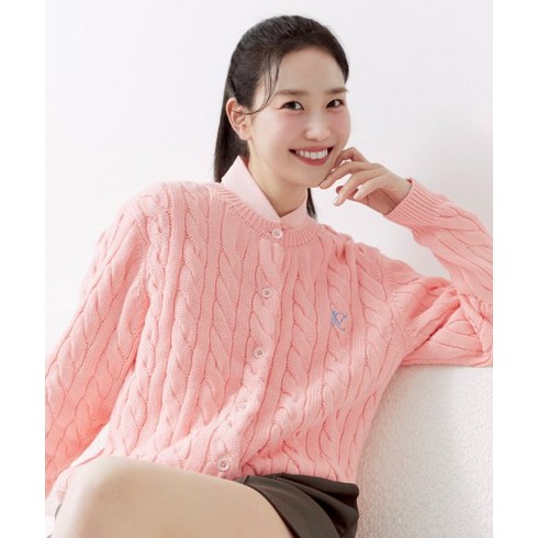 [3월 29일 배송] MARIE CLAIRE 마리 로고 자수 케이블 코튼 니트 가디건(MAEAKC01MPK)