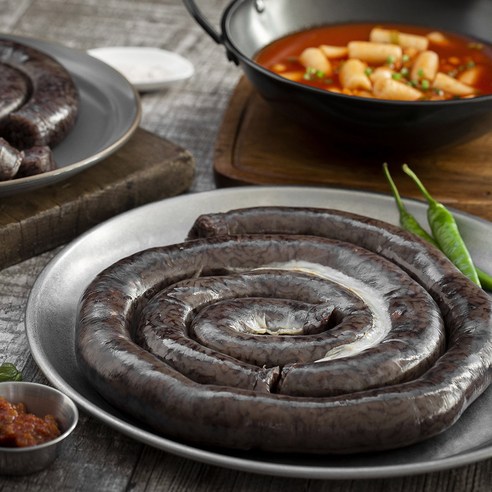 고소하고 담백한 풍미의 순대, 당면이 듬뿍 넣어 쫄깃한 식감의 순대
