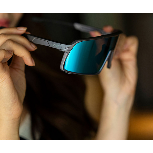 눈부심 걱정 없이, 스타일리시하게! 오투휠스 레오폴 스포츠 변색 고글로 야외활동을 더욱 즐겁게!