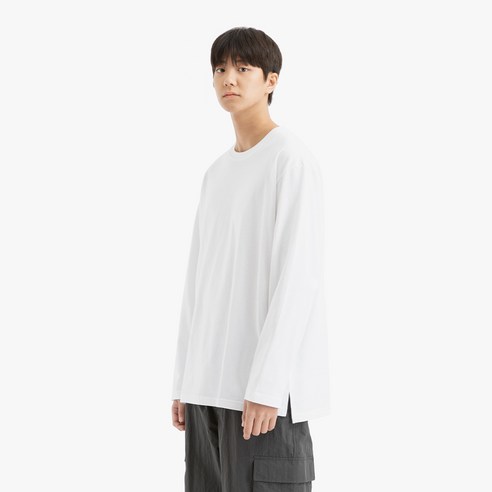 편안함과 스타일이 조화를 이룬 NEIVEN의 네이븐 20수 트임 레이어드 긴팔티