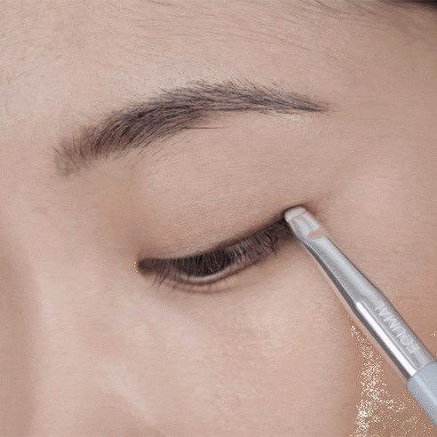 섬세한 눈매를 완성하는 에크멀 이지 브러시 AA 06 포인트아이