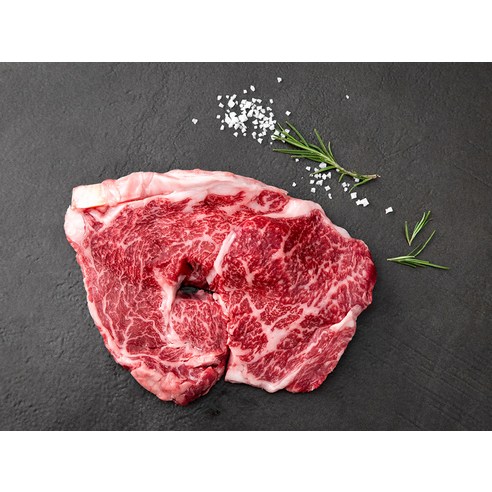 꽃처럼 퍼진 마블링으로 눈길을 사로잡는 설성목장 무항생제 1등급 한우 꽃등심