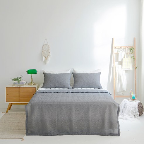 시원하고 쾌적한 여름밤을 위한 코멧 홈 시어서커 홑이불