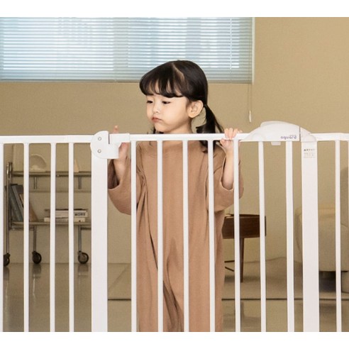 좁은 공간에도 안심! 아가드 이지슬라이드 안전문으로 우리 아이 안전 지키세요.