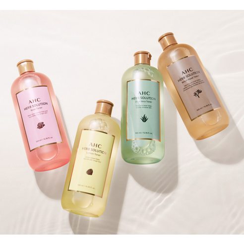 진정하고 생기 넘치는 맑은 피부를 위해 AHC 허브 솔루션 레몬 토너를 사용해보세요.