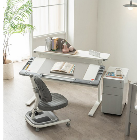 꿈을 담는 공간, 컴프프로 오투 1200 데스크로 창의력과 건강을 디자인하세요.