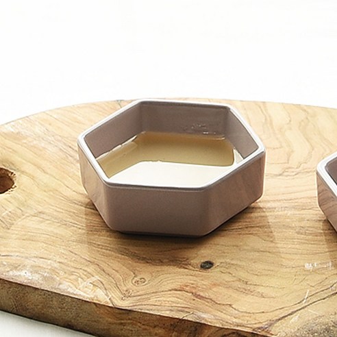 섬세한 디자인과 실용성을 겸비한 프렐류드 크리미 육각소스볼로 식탁을 더욱 특별하게 만드세요.