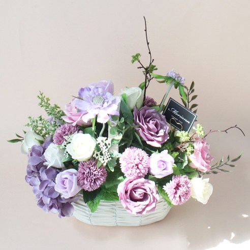 봄의 향기와 우아함을 선사하는 모리앤 에바 꽃바구니