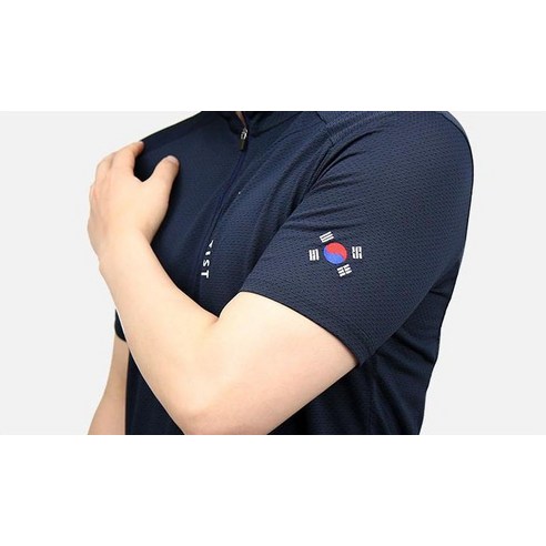 남성을 위한 기능성과 스타일을 겸비한 마운티스트 태극기 집업 티셔츠