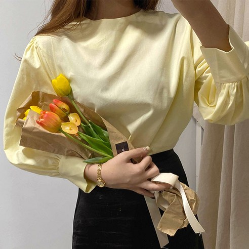 코코블랑 숄더 퍼프소매 블라우스
