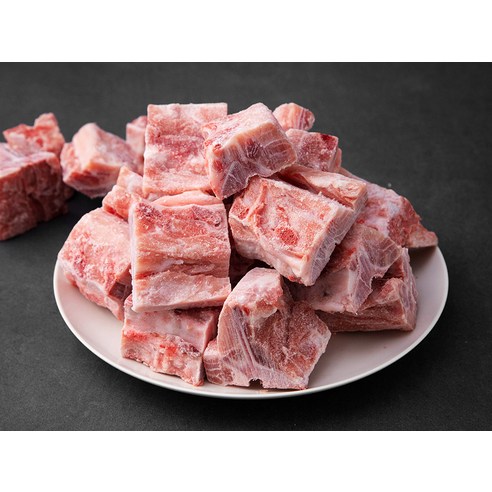 신선한 국내산 돈등뼈로 만드는 맛깔난 감자탕