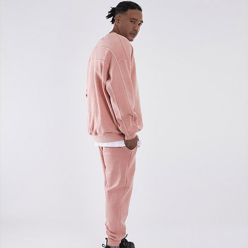 편안함과 스타일이 완벽하게 조화된 고스트리퍼블릭 피그먼트 오버핏 맨투맨 트레이닝 세트