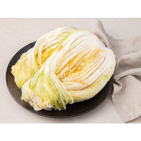 신선한 재료로 만들어진 아삭하고 시원한 맛의 백김치