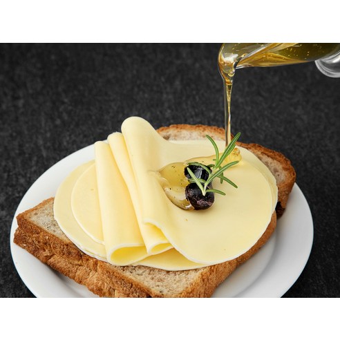 프랑스의 풍요로운 맛, 일드프랑스 브리 슬라이스 치즈로 일상에 특별함을 더하세요.