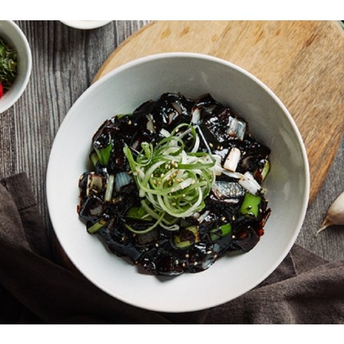 로스팅 짜장 파기름 라면은 매콤하고 고소한 짜장라면으로, 117g의 소량 개별 포장으로 여러 번에 걸쳐 즐길 수 있으며 로켓배송으로 안전하게 배송됩니다.