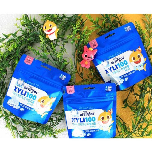핑크퐁 아기상어 자일리100는 핀란드에서 생산된 순수 자일리톨로 만들어진 제품이며, 다양한 맛과 품질의 보장, 편리한 봉지 포장 등이 매력입니다.