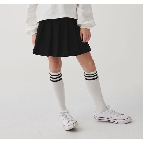 스타일리시한 플리츠 디자인과 다양한 컬러로 봄 패션 완성