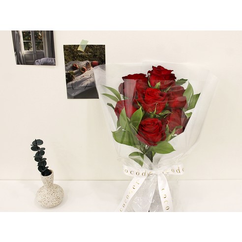 로맨틱하고 고급스러운 분위기를 연출하는 장미 꽃다발