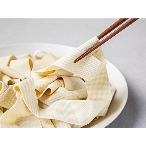 한둘 명인의 고소하고 쫄깃쫄깃한 넓은 면두부는 다양한 요리에 풍부한 맛과 질감을 더합니다.