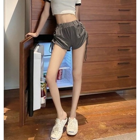 女  時尚  服裝  下裝  短褲  成年女性  成年女性  婦女  女人  淑女