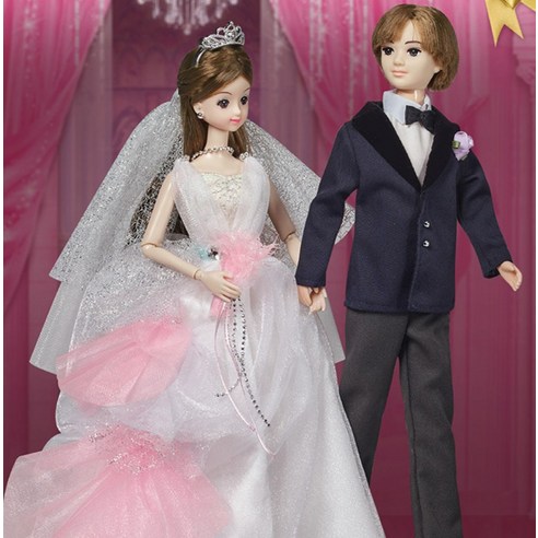 아름다운 웨딩드레스와 섬세한 디테일로 완성된 인형