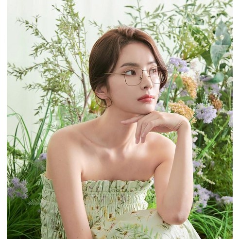 가볍고 세련된 시선, 투디터 더브릴레 베타티타늄 안경으로 완성하세요.