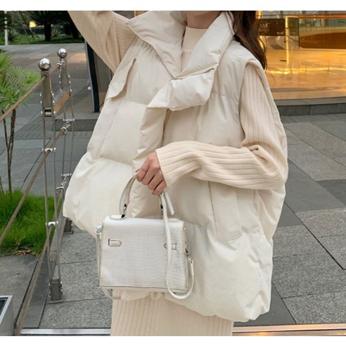 겨울철 스타일과 따뜻함을 완벽하게 완성하는 뮤리엘 여성용 빅사이즈 오버핏 사선포켓 패딩조끼