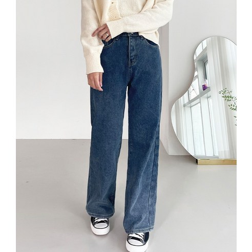 편안하고 세련된 겨울 필수품을 위한 잘빠진 데님 팬츠