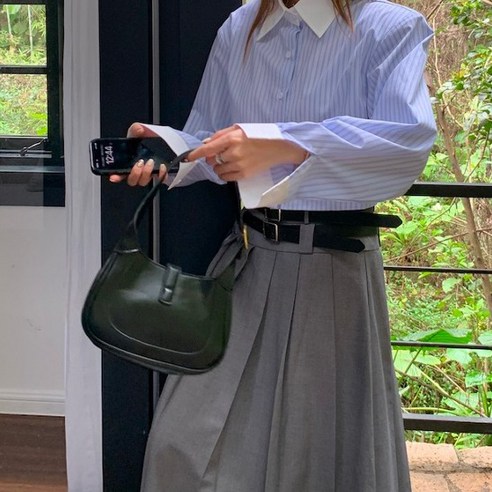 스타일리시한 배색 카라를 가진 메이첼 여성용 크롭 셔츠